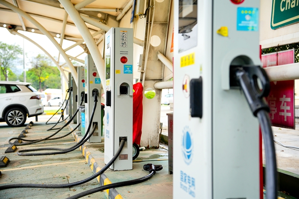 我市迎来首台人形机器人(图1)